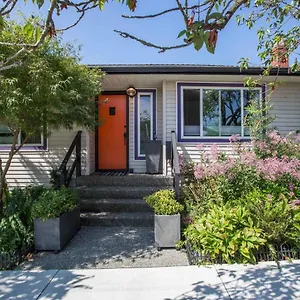 the-orange-door-bungalow.vancouver-hotels-bc.net/
